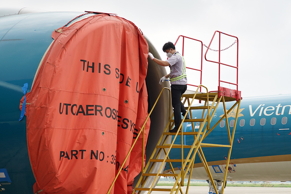 Để đảm bảo an toàn cho những chuyến bay sắp tới, những ngày gần đây nhân viên kỹ thuật máy bay tháo bạt phủ, kiểm tra động cơ.