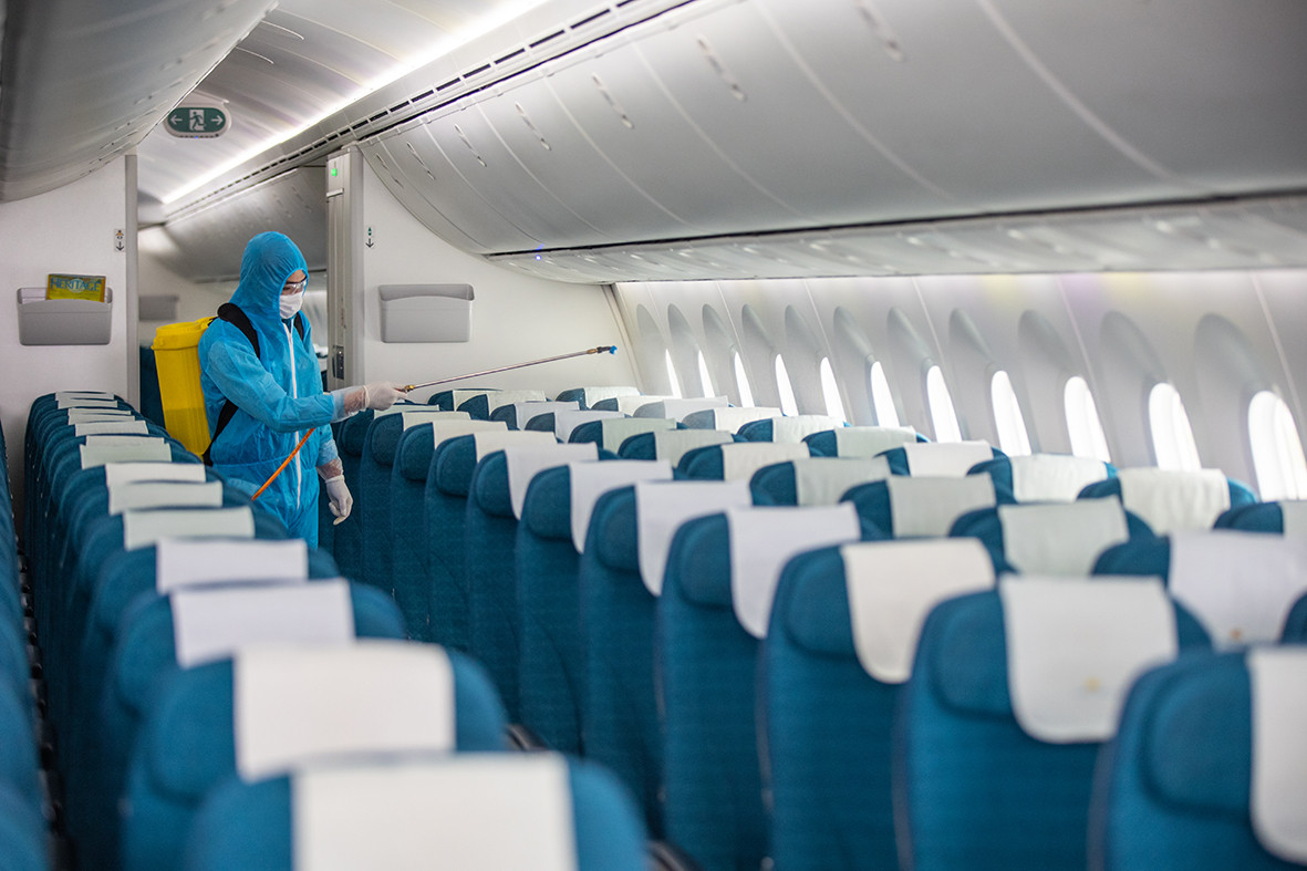 Để đảm bảo không để dịch bệnh COVID-19 lây lan, những tàu chuẩn bị đưa vào khai thác đã liên tục được phun khử khuẩn.