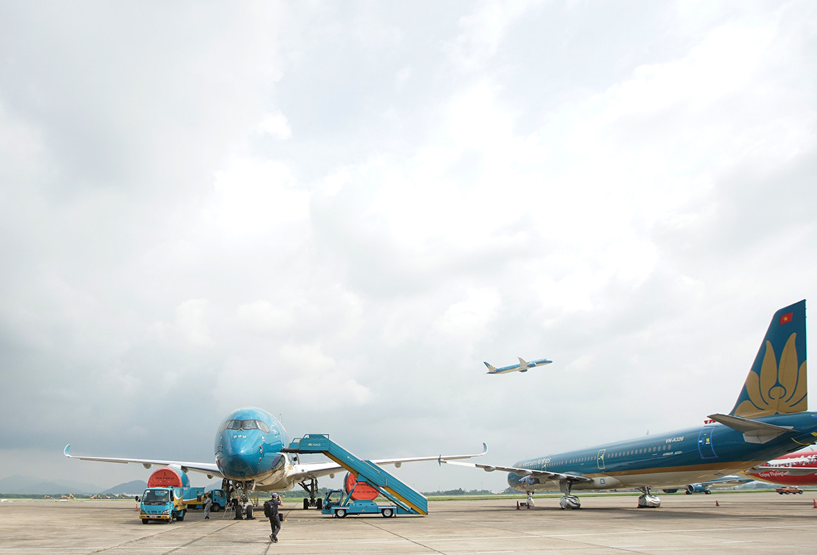 Đã nhiều tháng nay, ngành vận tải hàng không thương mại gần như đóng băng. Hiện nay mỗi ngày chỉ có một vài chuyến cất hạ cánh tại Sân bay Quốc tế Nội Bải.