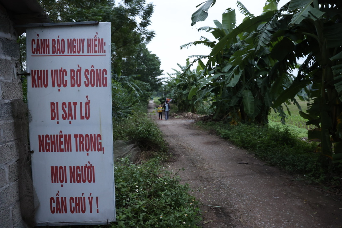 Chính quyền địa phương đã phải cắm biển cảnh báo, di dời hàng chục hộ dân khỏi vùng nguy hiểm.