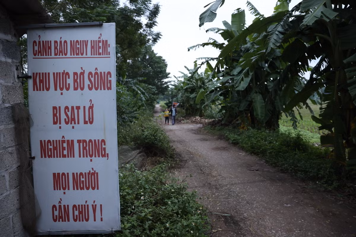 Chính quyền địa phương đã phải cắm biển cảnh báo, di dời hàng chục hộ dân khỏi vùng nguy hiểm.