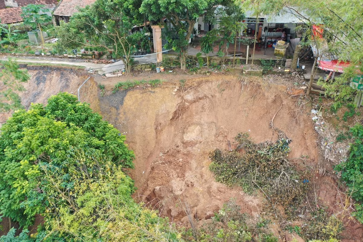 Điểm sạt lở tiến sát đến nơi ở của người dân xã Thái Hoà.