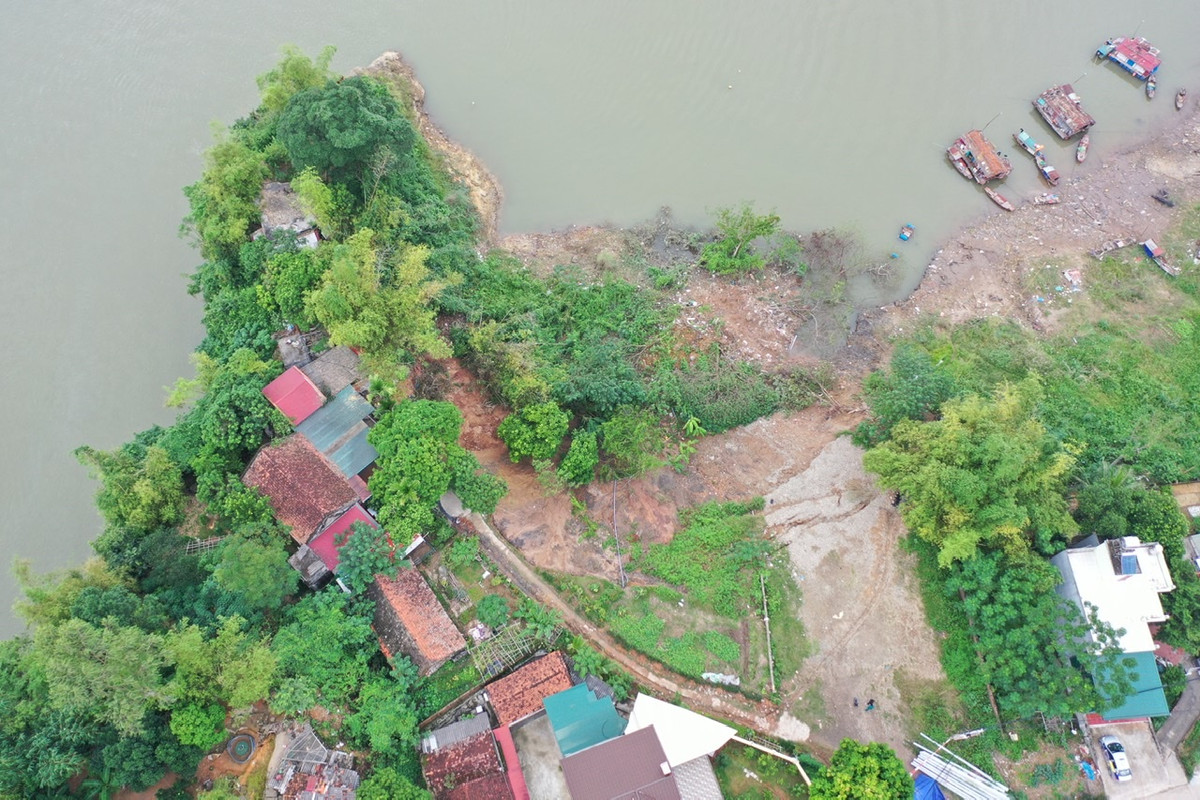 Trước đó, đêm 25/9, một trận sạt lở nghiêm trọng đã xảy ra tại xã Hà Trung (huyện Ba Vì) cuốn trôi hàng chục mét vuông đất của người dân.