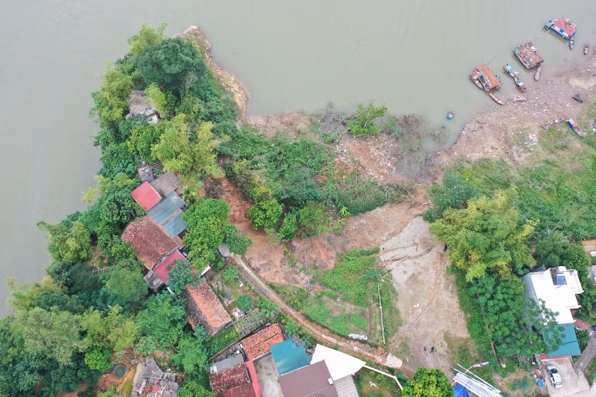 Trước đó, đêm 25/9, một trận sạt lở nghiêm trọng đã xảy ra tại xã Hà Trung (huyện Ba Vì) cuốn trôi hàng chục mét vuông đất của người dân.