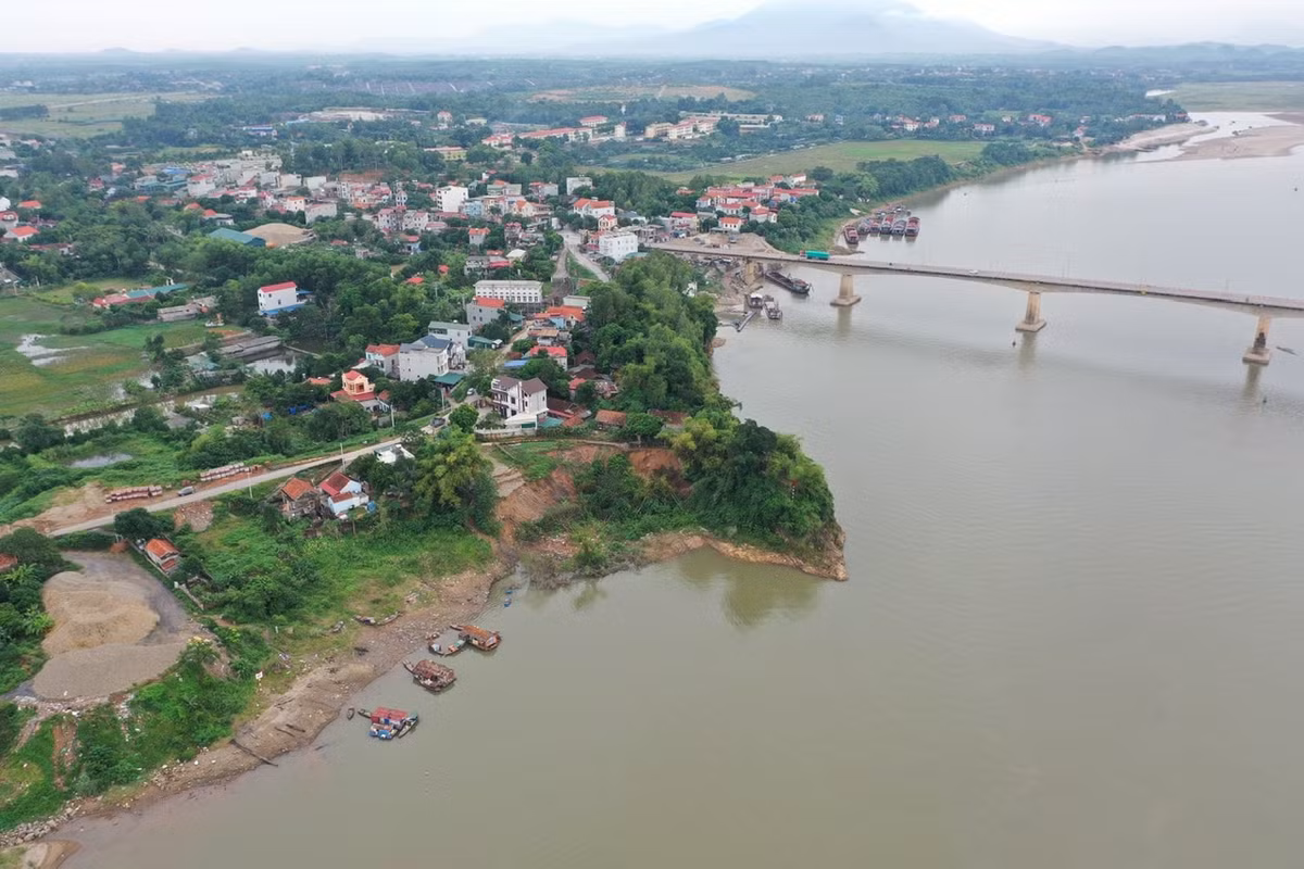 Theo ghi nhận của PV báo Tri thức và Cuộc sống, đoạt sạt lở tại xã Thái Hoà (huyện Ba Vì) dài khoảng 120m, chiều rộng cung sạt khoảng 5-15m; đỉnh cung sạt cách chân đê hữu Hồng khoảng 17-25m, cách công trình nhà ở của 2 hộ dân khoảng 2-2,5m.