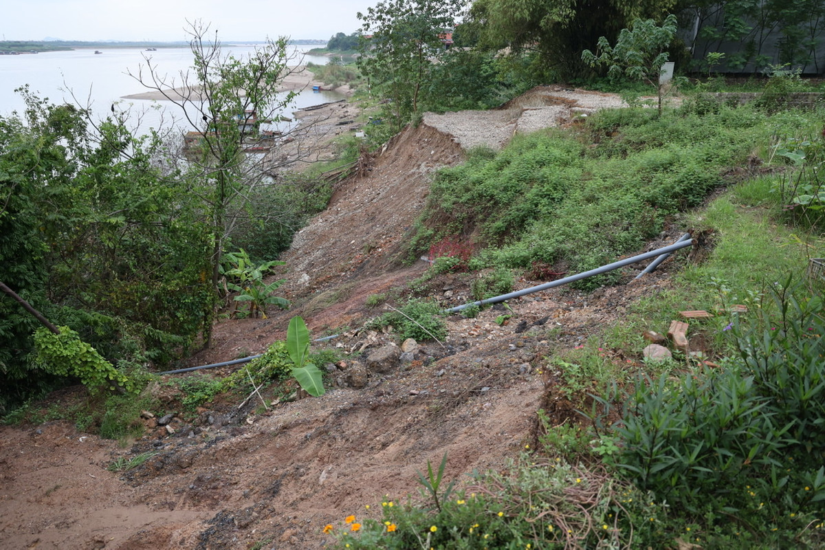 Trận sạt đêm 25/9 đã cuốn trôi vườn cây, ao cá, bể nước của chị Bích cùng nhiều hộ dân khác.