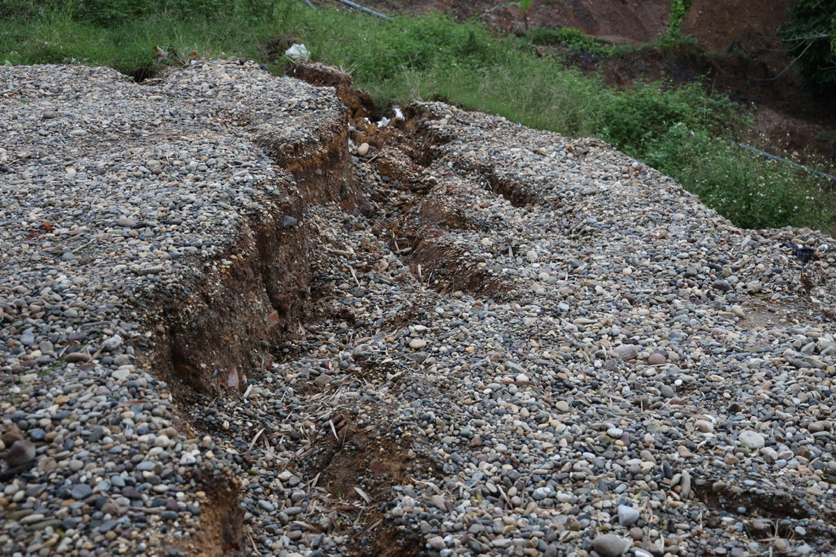 Chị Nguyễn Thị Bích - thôn Hà Trung (xã Thái Hoà, huyện Ba Vì) cho biết, trước khi xảy ra trận sạt lở trên, khu vực này xuất hiện nhiều vết nứt trên bề mặt đất.