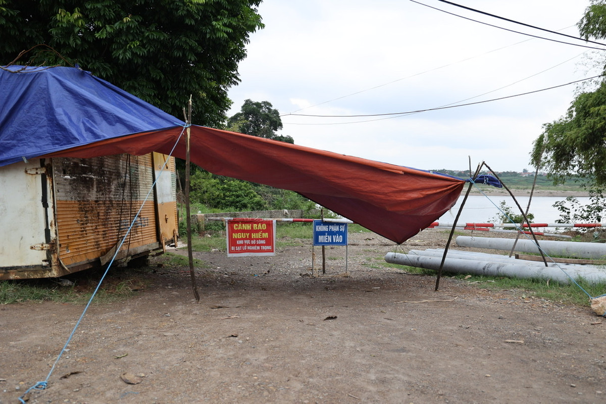Theo báo cáo của cơ quan quản lý đê huyện Ba Vì, nguyên nhân xảy ra tình trạng trên là do đợt mưa kéo dài vừa qua khiến nền địa chất đê bị yếu.