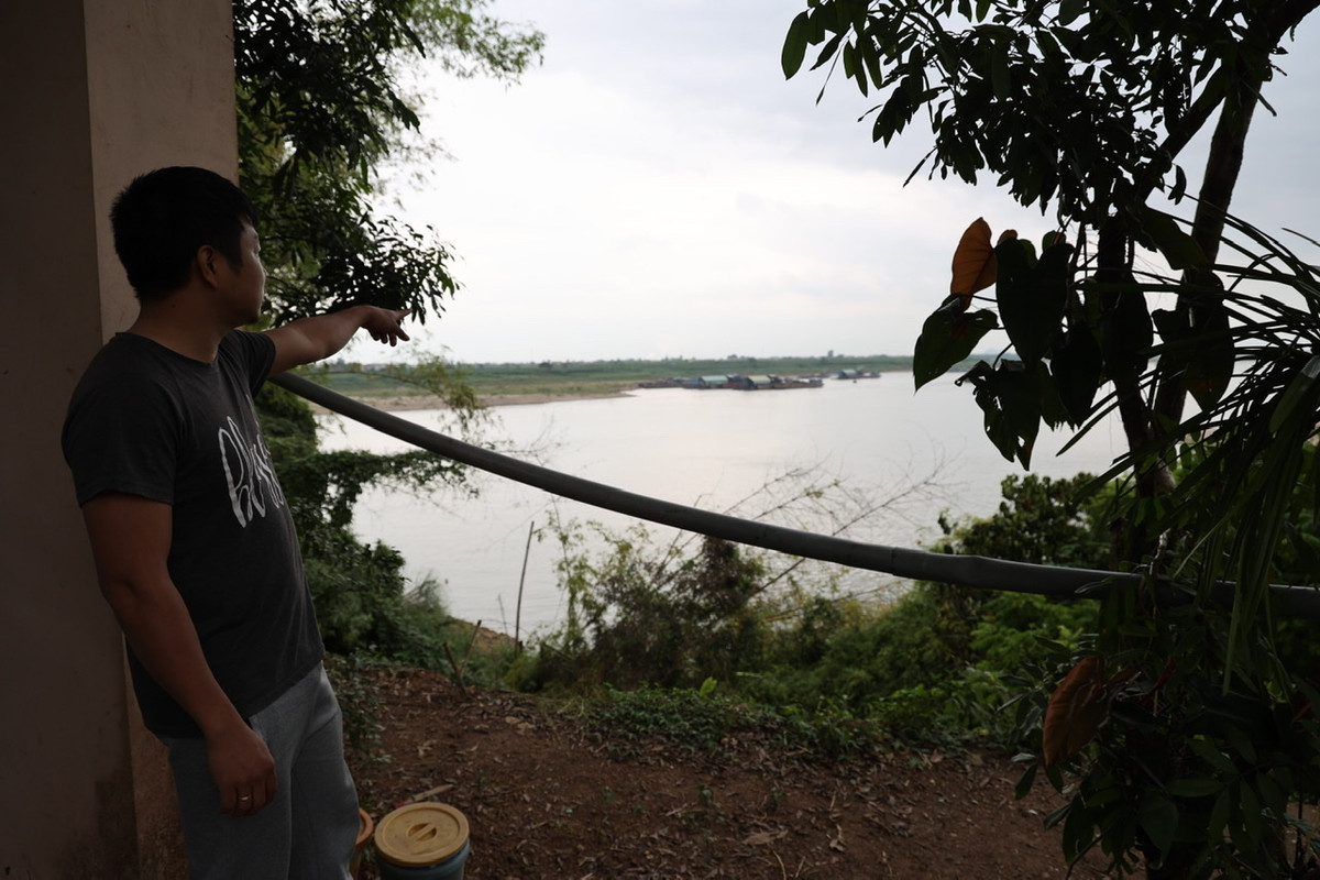 Theo anh Đỗ Quang Trung, trước trận mưa vừa qua đã có nhiều dấu hiệu cho thấy tuyến đê này sạt lở. Nguyên nhân có phần không nhỏ từ việc khai thác cát trái phép nhiều năm qua trên khúc sông này.