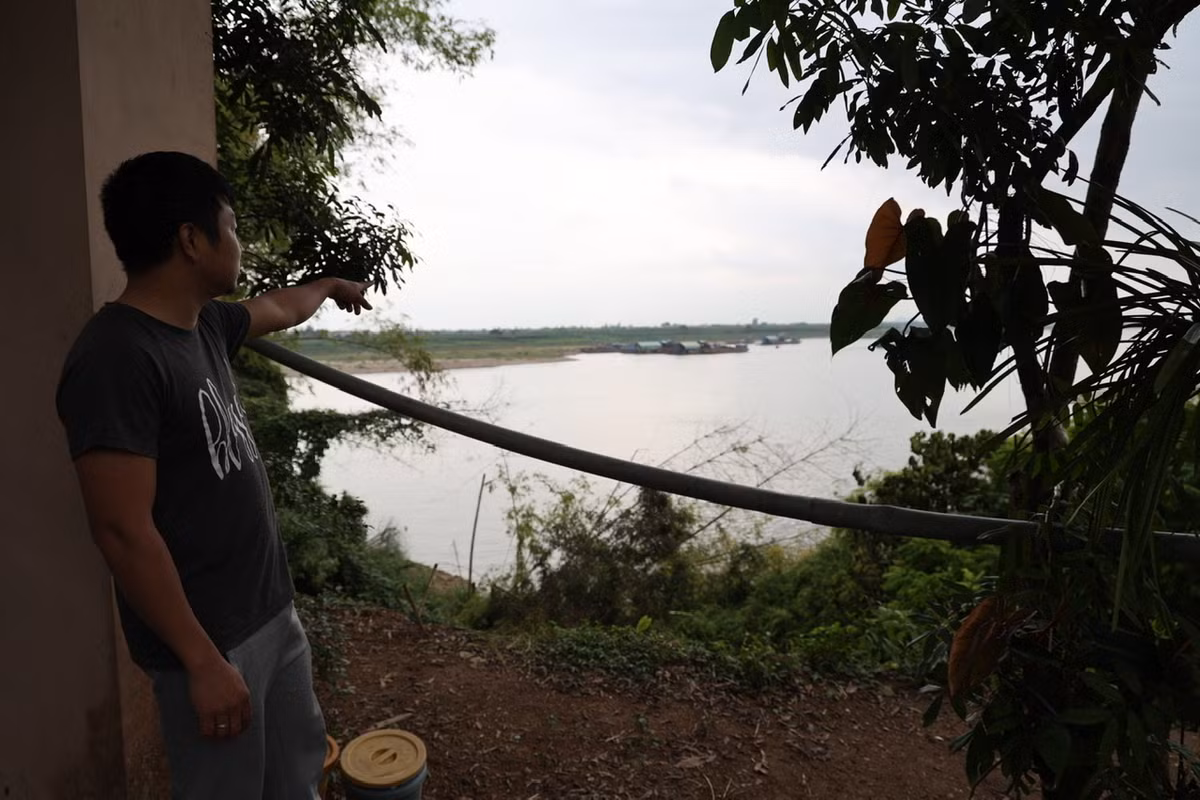 Theo anh Đỗ Quang Trung, trước trận mưa vừa qua đã có nhiều dấu hiệu cho thấy tuyến đê này sạt lở. Nguyên nhân có phần không nhỏ từ việc khai thác cát trái phép nhiều năm qua trên khúc sông này.