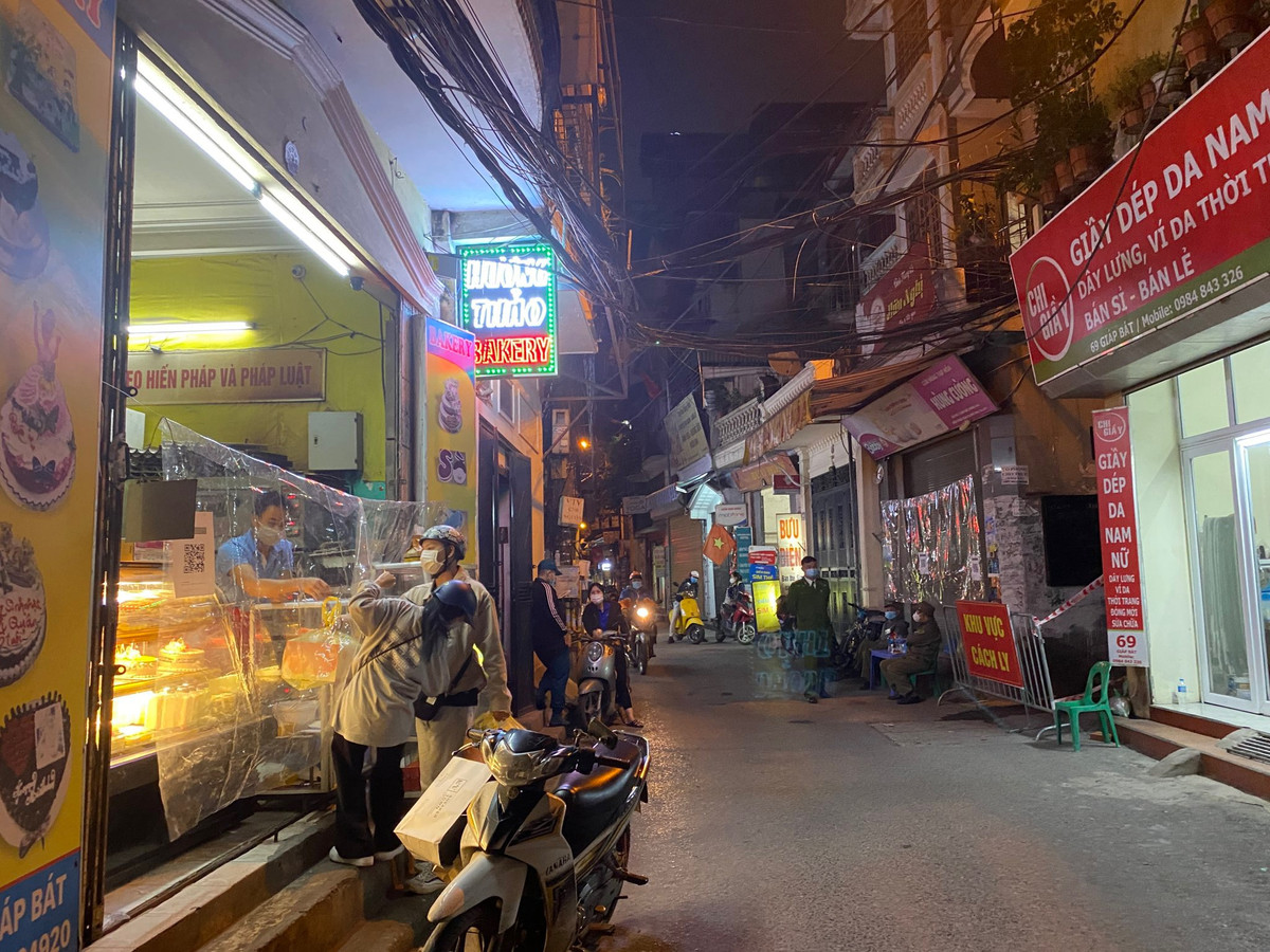 UBND phường Giáp Bát đã phát thông báo khẩn, rà soát những người đến các địa điểm liên quan 2 ca dương tính từ ngày 16/10 đến 22/10.