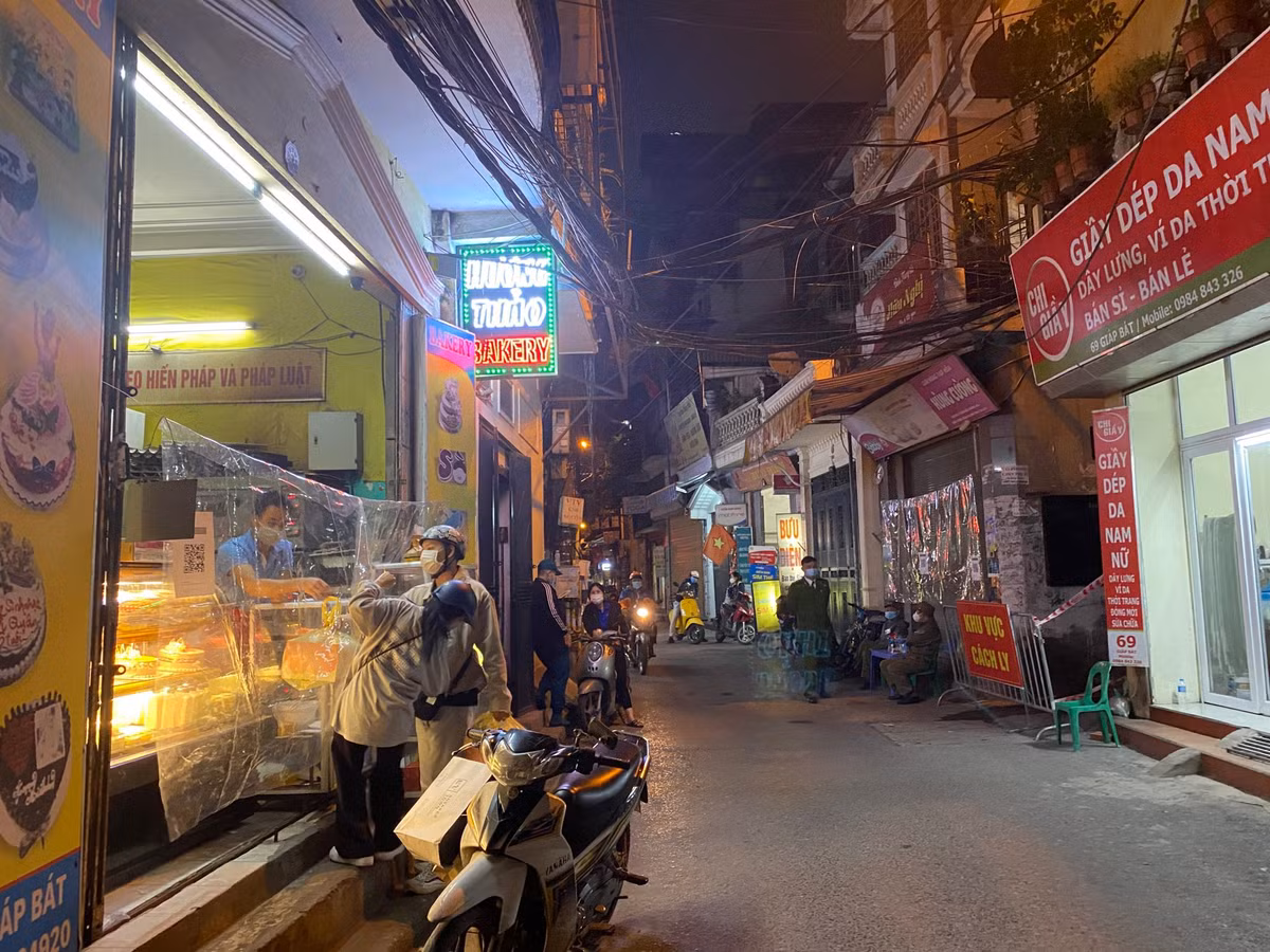 UBND phường Giáp Bát đã phát thông báo khẩn, rà soát những người đến các địa điểm liên quan 2 ca dương tính từ ngày 16/10 đến 22/10.