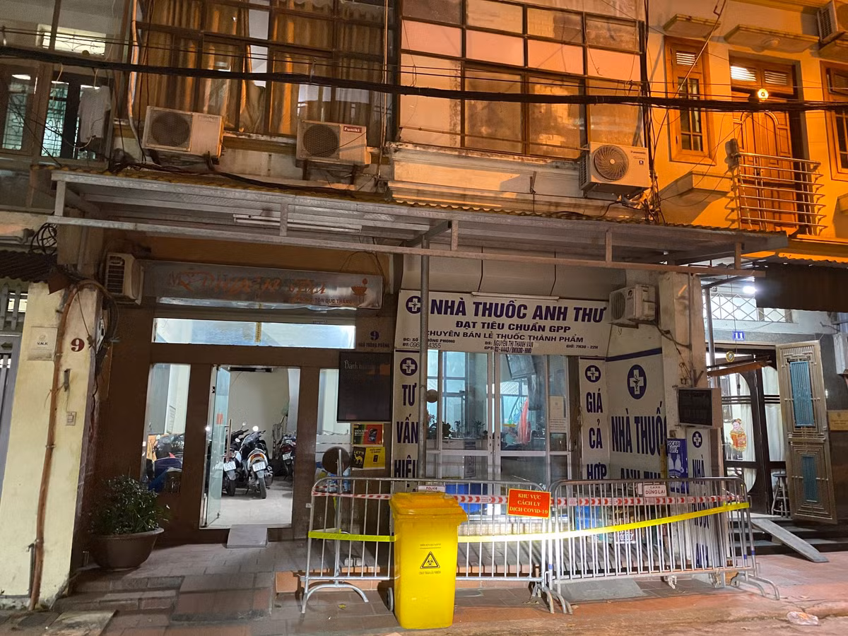 Sau khi anh T. có kết quả dương tính, chị V cùng 2 con được đưa đi lấy mẫu xét nghiệm. Kết quả chị V dương tính với SARS-CoV-2.