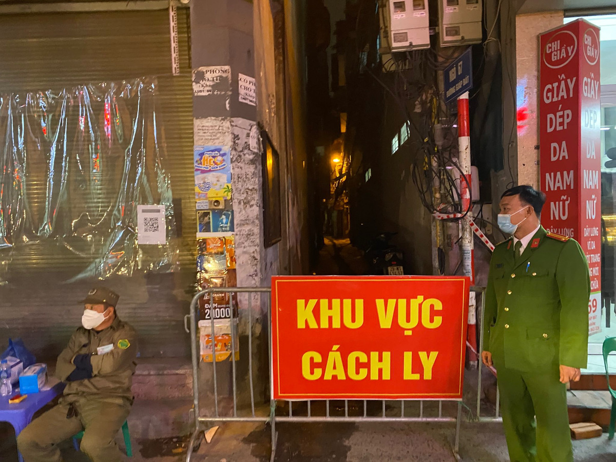 Vào thời điểm hiện tại, trong ngõ 67 Giáp Bát có khoảng 150 người. Lực lượng chức năng đã lập chốt cách ly toàn bộ ngõ trên.