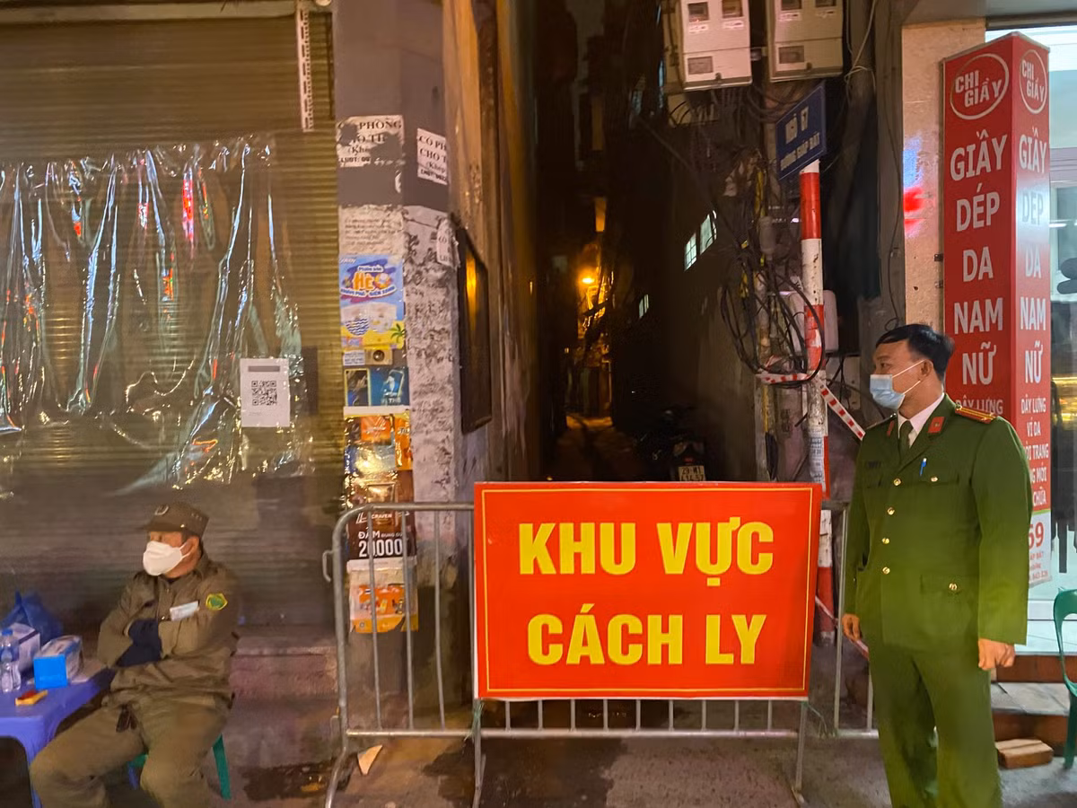 Vào thời điểm hiện tại, trong ngõ 67 Giáp Bát có khoảng 150 người. Lực lượng chức năng đã lập chốt cách ly toàn bộ ngõ trên.