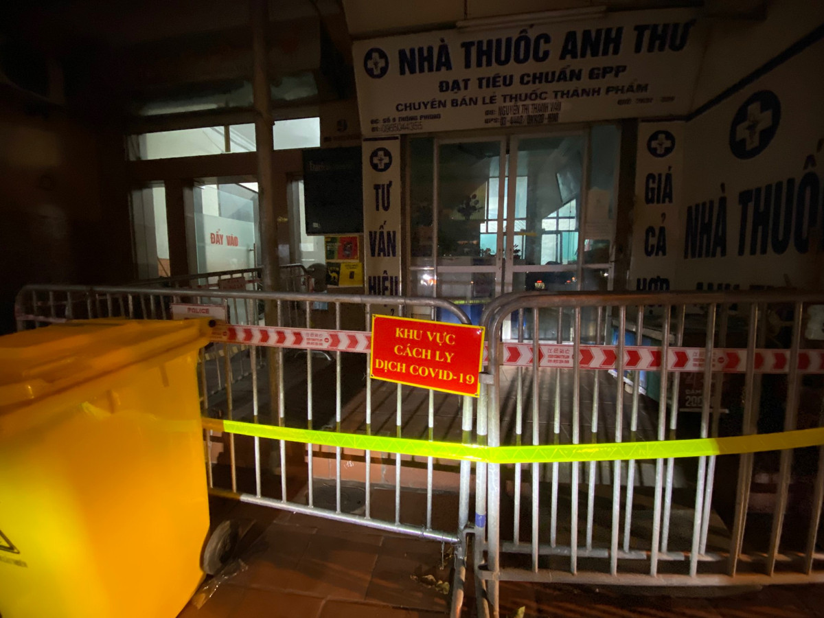 Một trường hợp là anh T. làm tại Khoa Khám bệnh đa khoa Bệnh viện 108. Hàng ngày người này đi làm tại Bệnh viện, đến ngày 20/10 lấy mẫu xét nghiệm thì có kết quả dương tính.