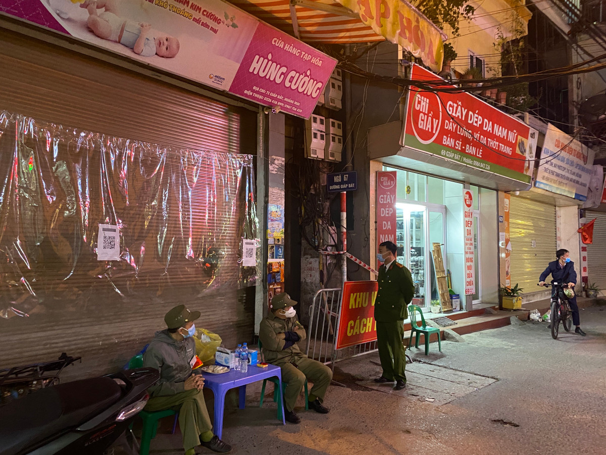 Cũng trong tôi qua, UBND phường Giáp Bát cũng đã quyết định phong toả ngõ 67 Giáp Bát và tiến hành lấy mẫu xét nghiệm toàn bộ người dân nơi đây.