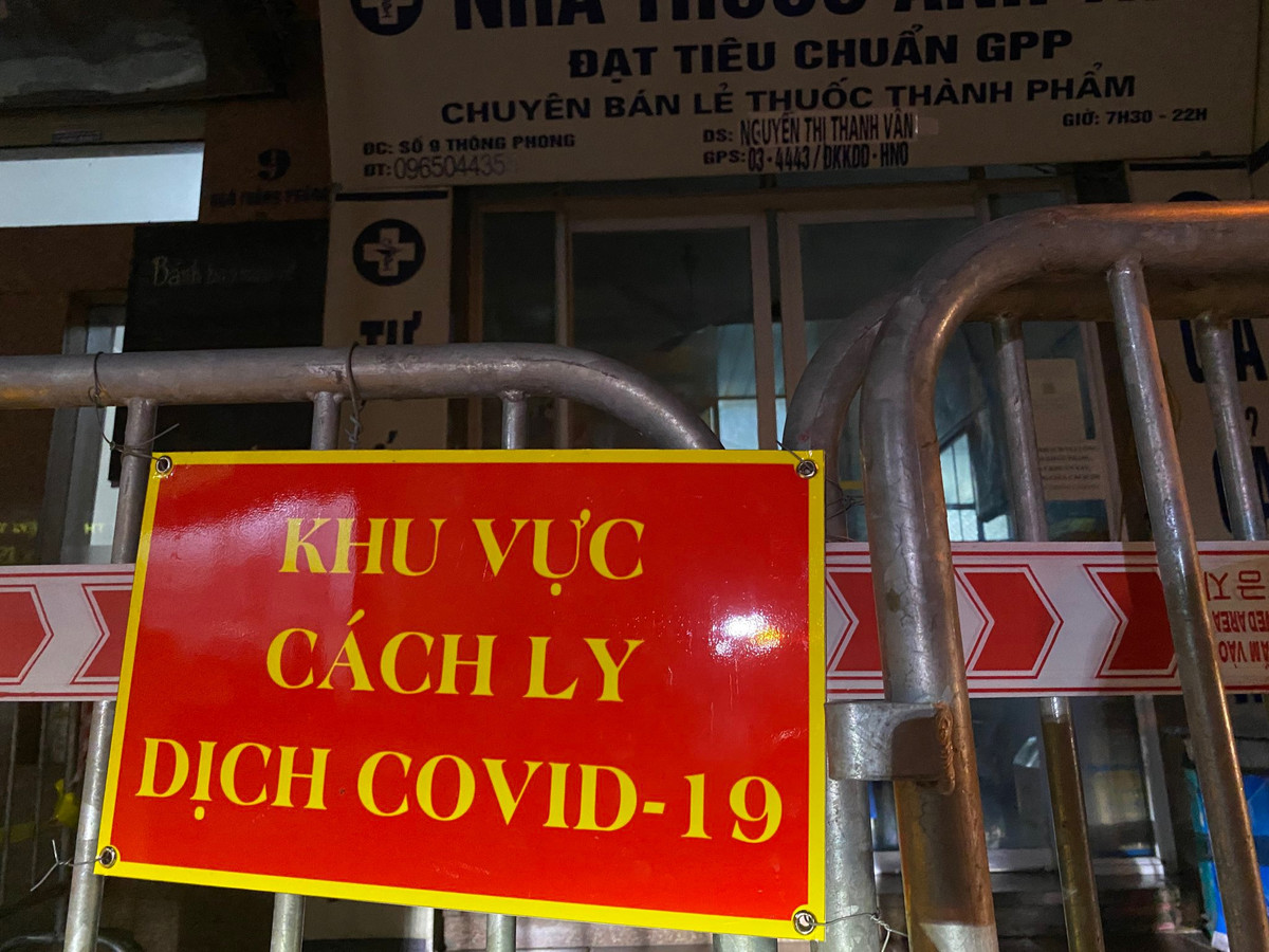 Ngay trong tối qua, UBND phường Quốc Tử Giám đã quyết định phong toả, cách ly nhà thuốc này.