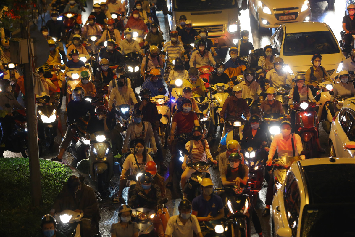 Theo ghi nhận của PV báo Tri thức và Cuộc sống, tại Ngã tư Sở, người tham gia giao thông phải chờ hàng chục phút mới đi được qua ngã tư.