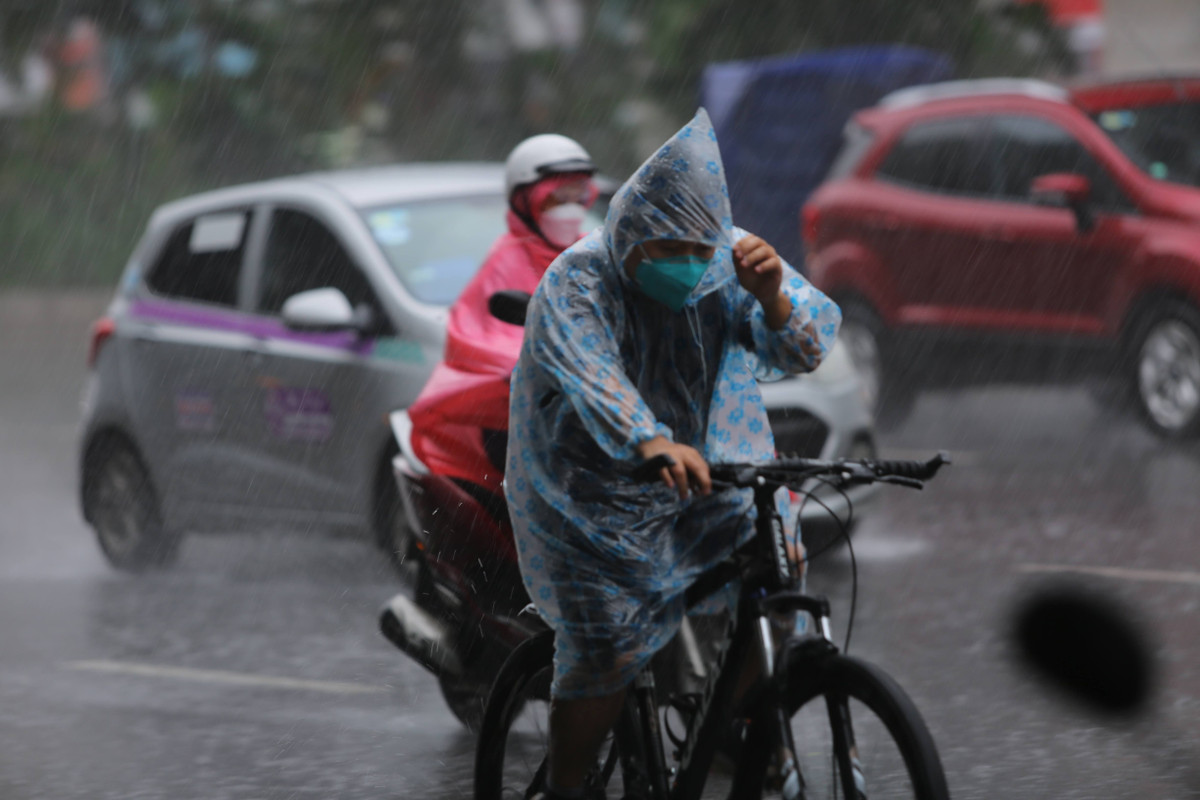 Cơn mưa đến bất ngờ khiến nhiều người không kịp chuẩn bị.