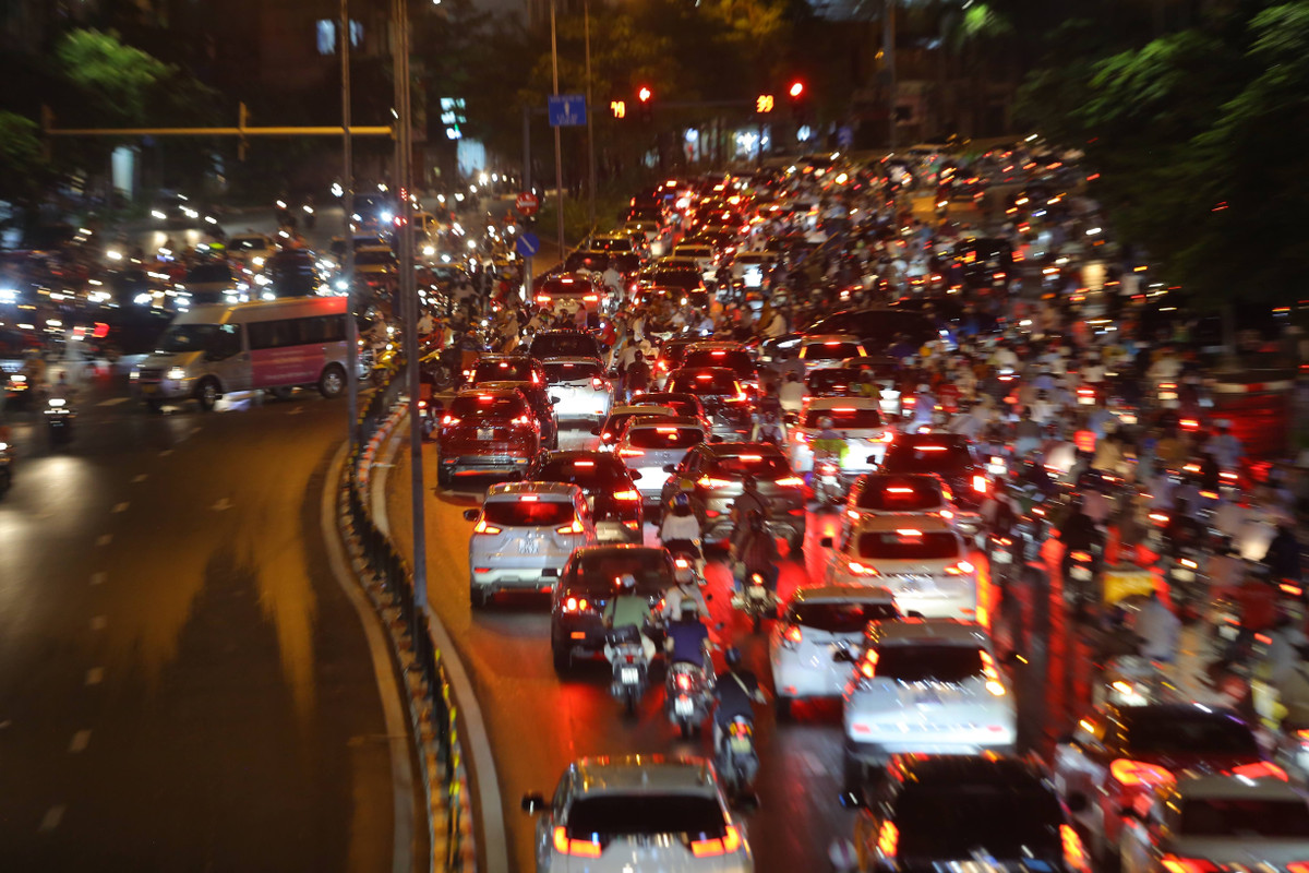 Người dân từ các công sở đổ ra đường khiến nhiều tuyến đường trở thành... biển người.