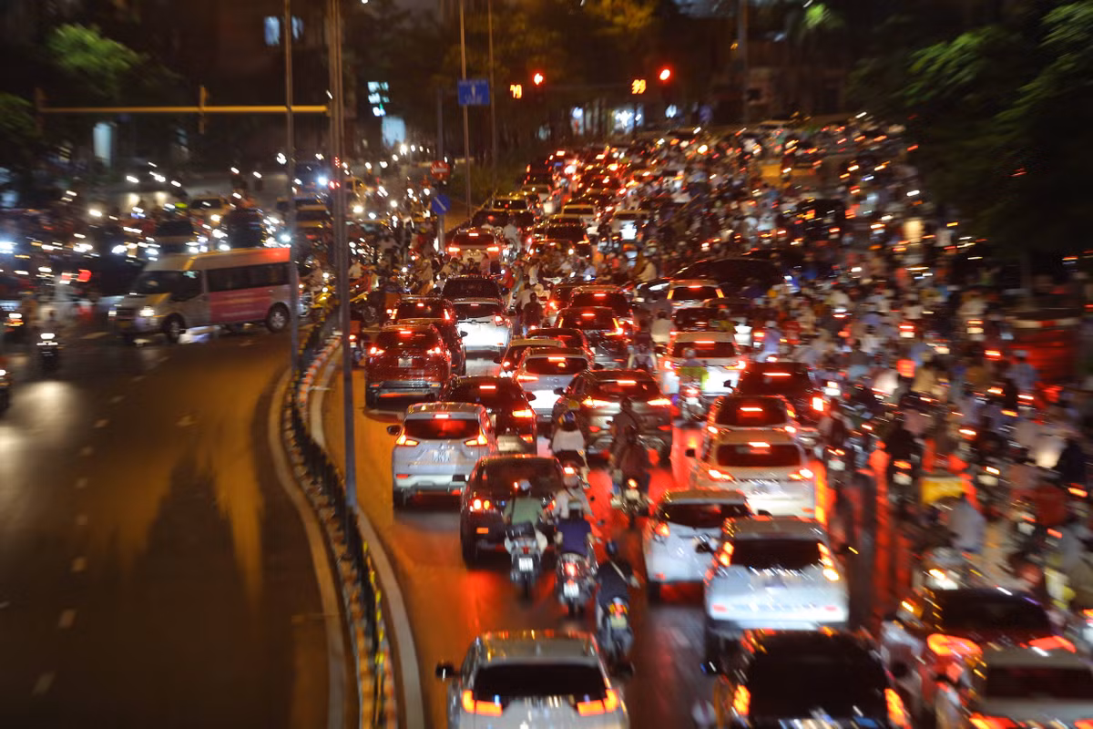 Người dân từ các công sở đổ ra đường khiến nhiều tuyến đường trở thành... biển người.