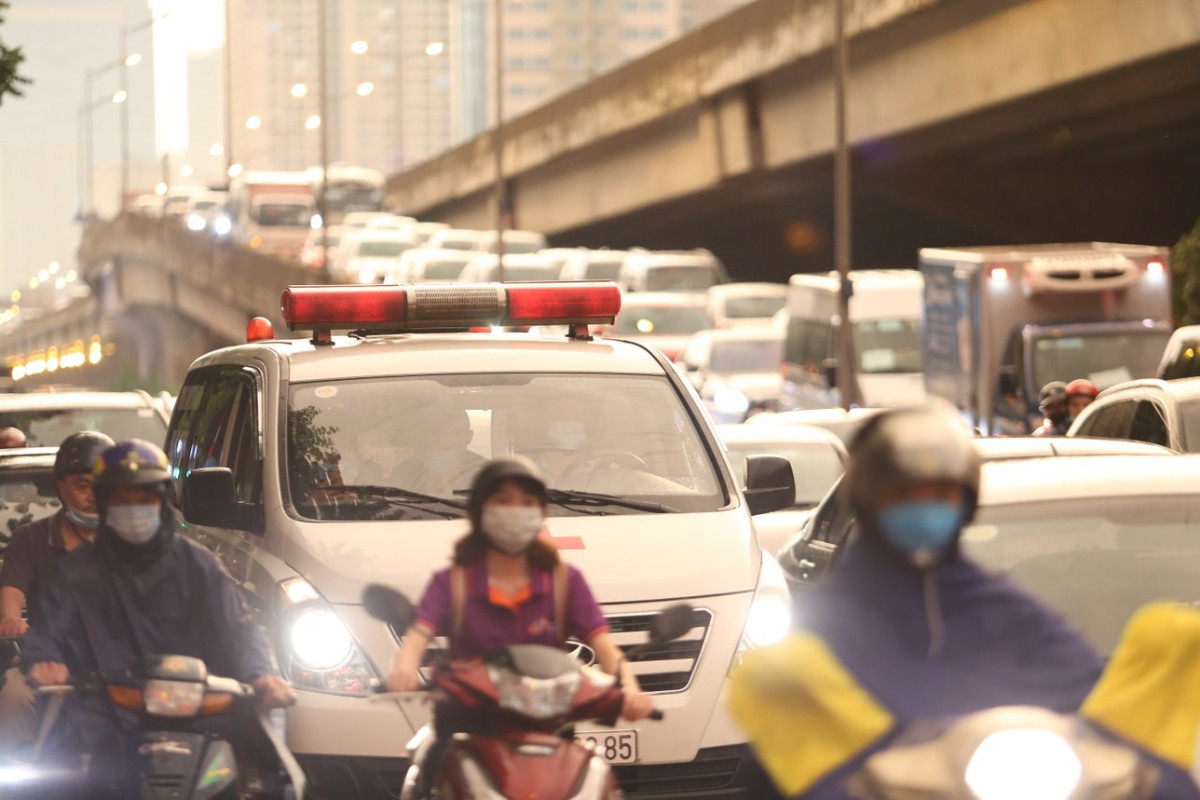 Xe cứu thương "bất lực" kẹt cứng giữa biển người.