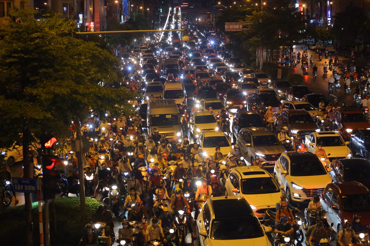 Đường Trường Chinh ùn tắc kéo dài tới hơn 1km.