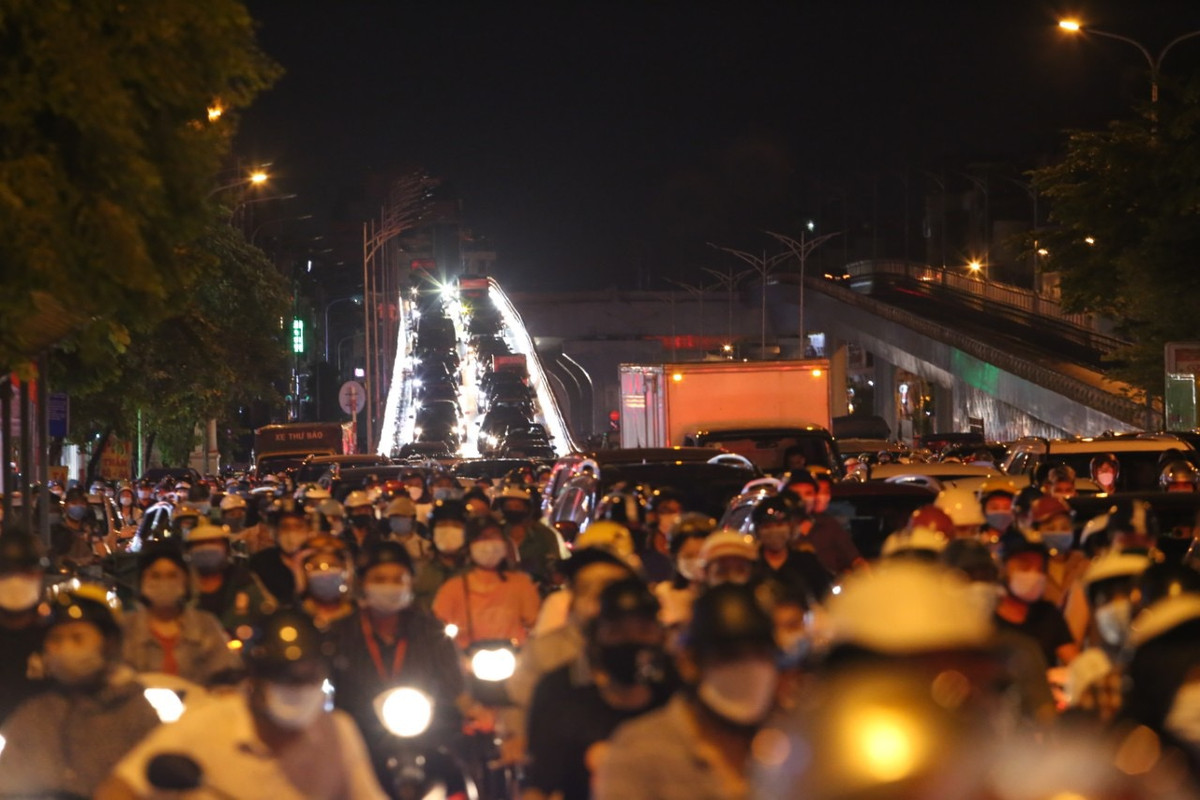 Đến 19h tối, Ngã Tư Sở vẫn là một điểm nóng về giao thông.