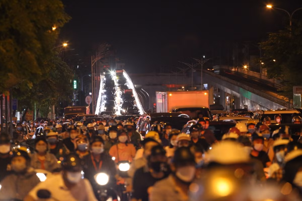 Đến 19h tối, Ngã Tư Sở vẫn là một điểm nóng về giao thông.