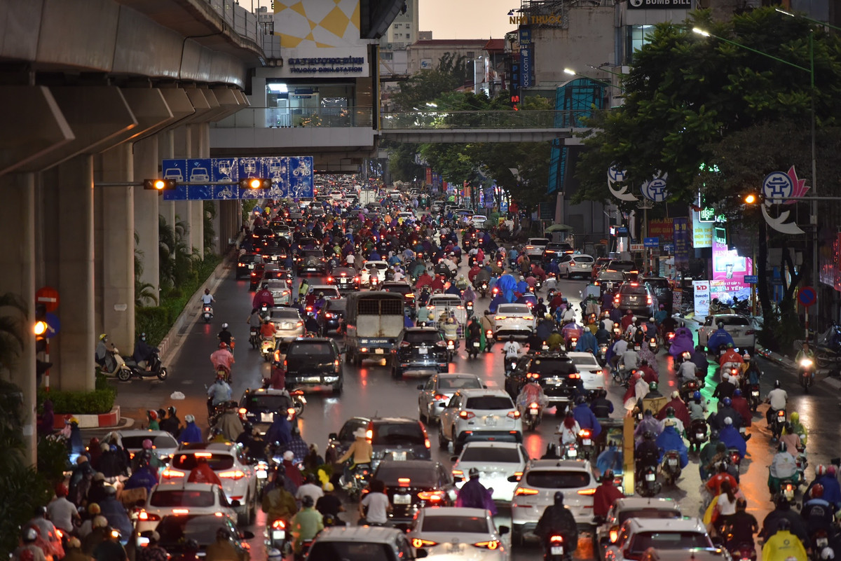 Đường Nguyễn Trãi xảy ra ùn tắc theo cả 2 hướng.