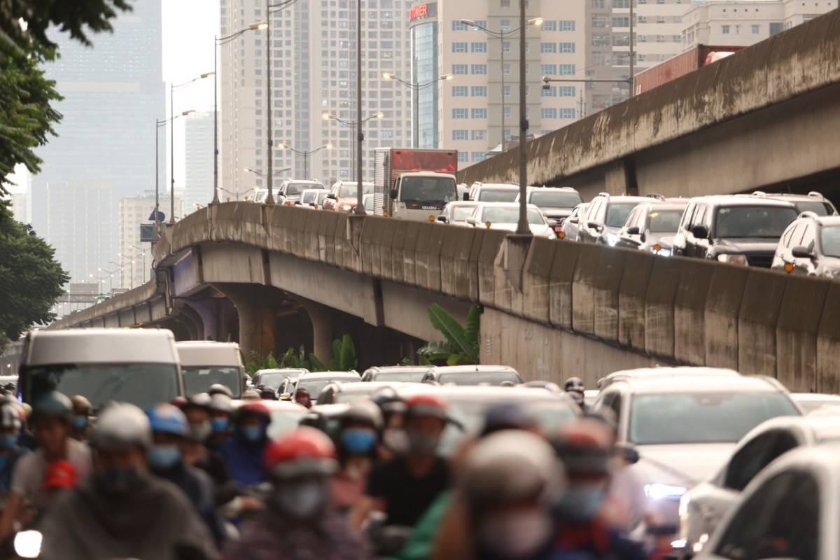 Mật độ giao thông cao cùng với việc khó di chuyển do trời mưa đã khiến mọi cung đường của Hà Nội đều ùn tắc.