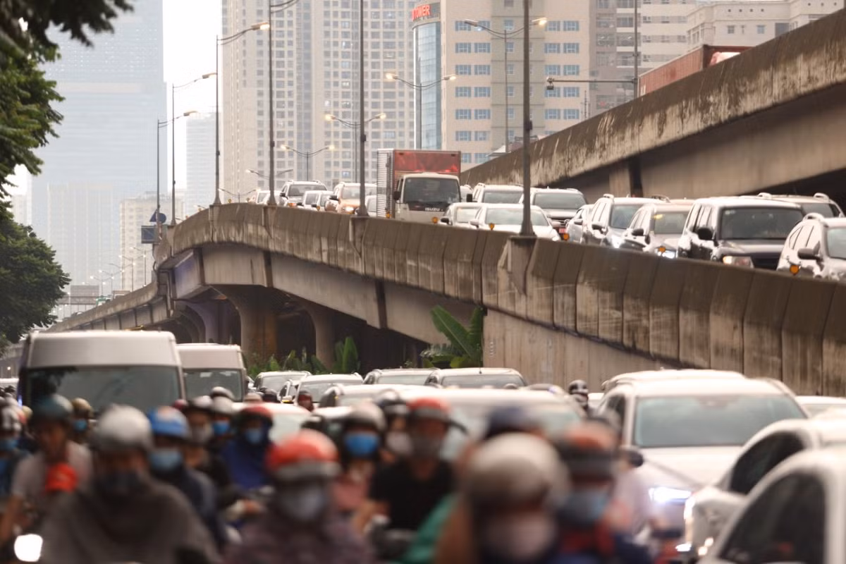 Mật độ giao thông cao cùng với việc khó di chuyển do trời mưa đã khiến mọi cung đường của Hà Nội đều ùn tắc.