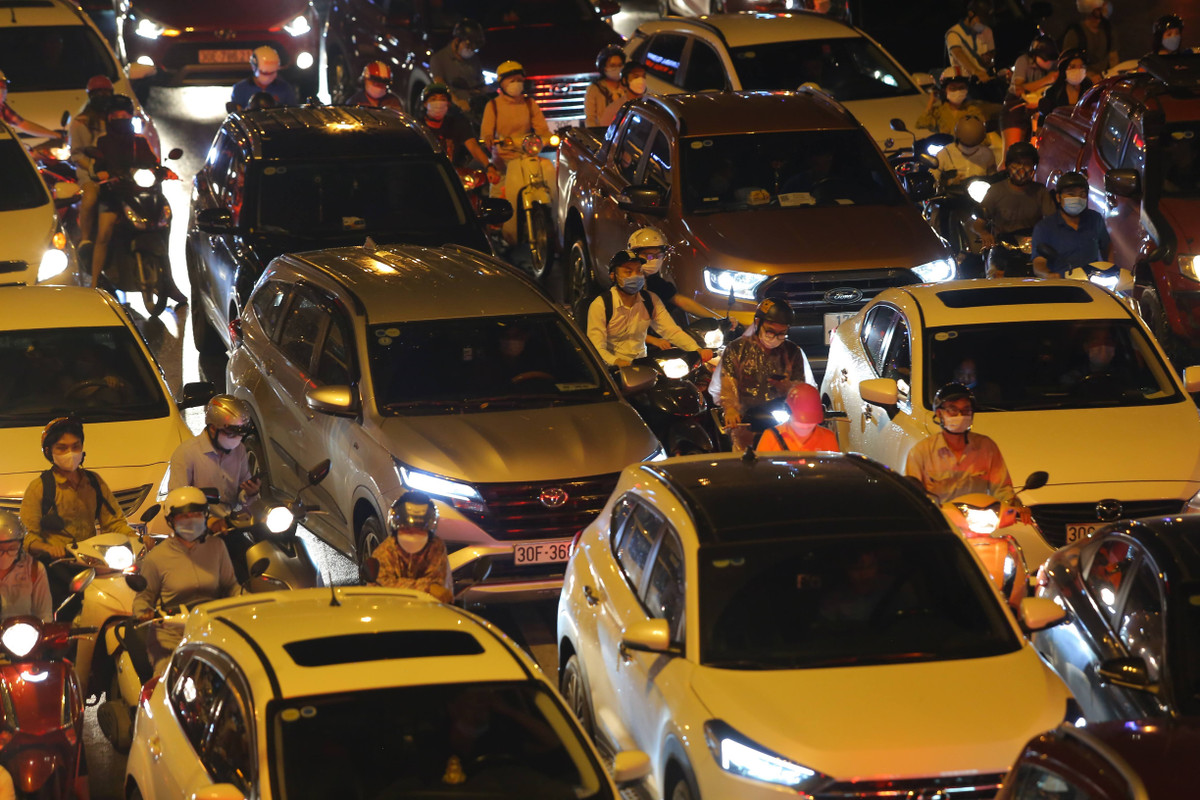 Phương pháp tham gia giao thông theo kiểu "điền vào chỗ trống" đã xuất hiện trở lại trên đường phố Hà Nội.