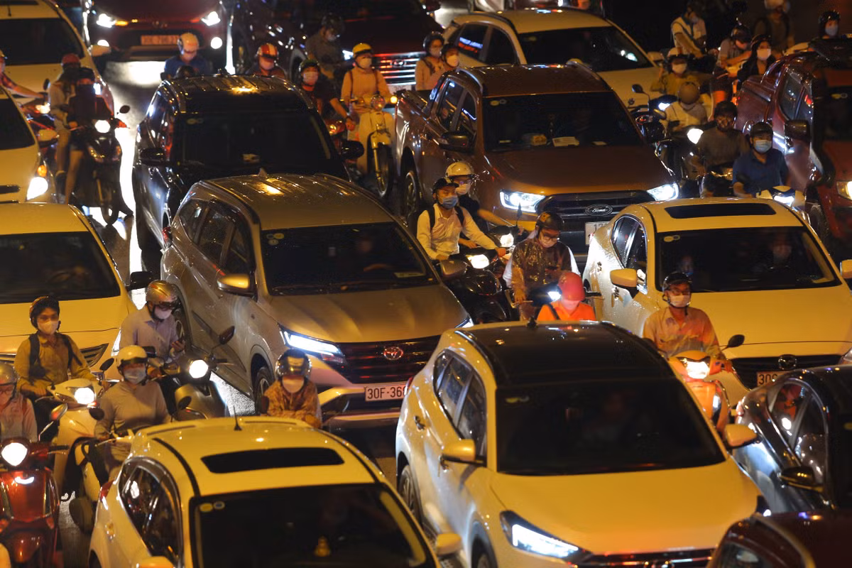 Phương pháp tham gia giao thông theo kiểu "điền vào chỗ trống" đã xuất hiện trở lại trên đường phố Hà Nội.