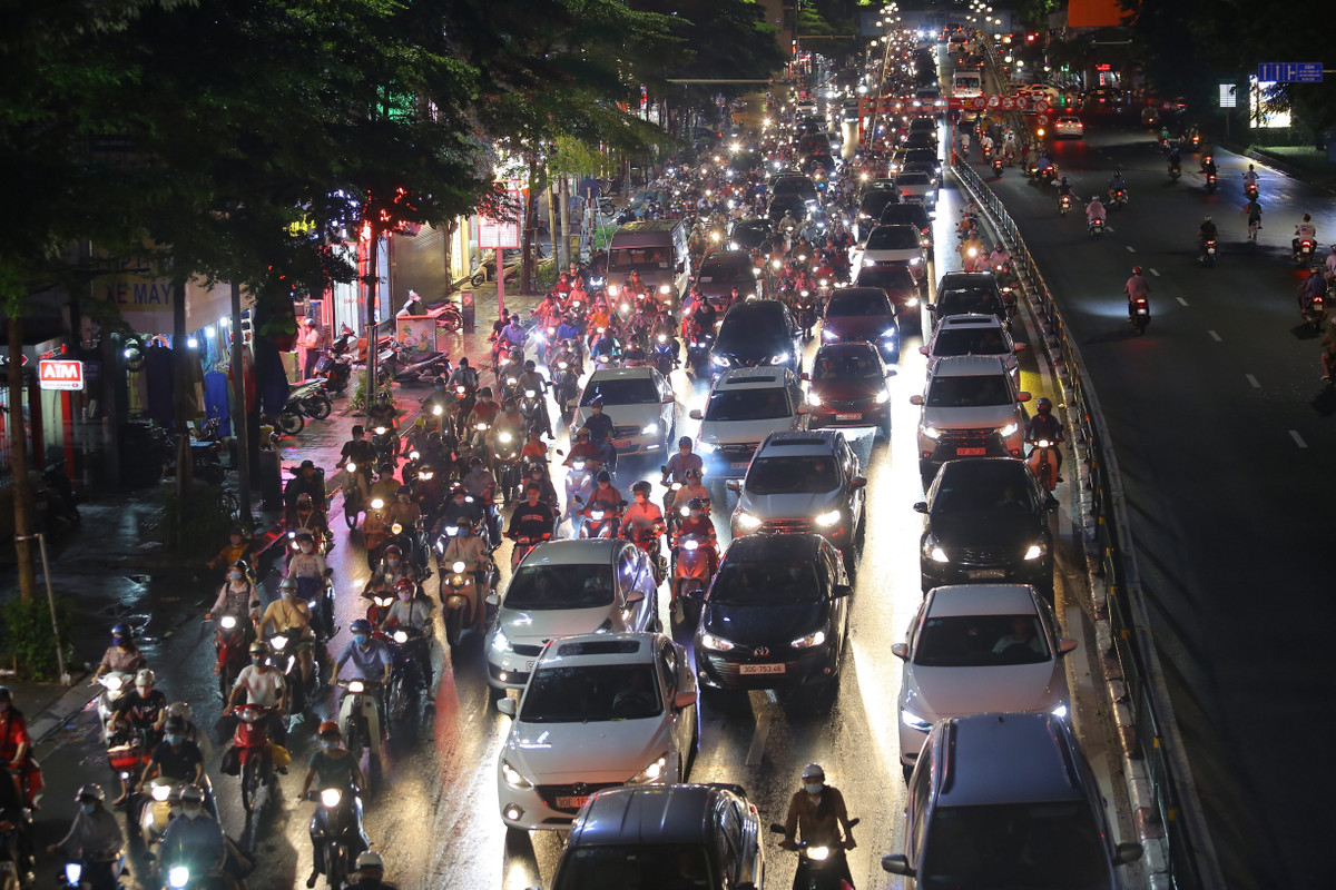 Sau khi tạnh mưa, đường phố Hà Nội bắt đầu xảy ra tình trạng ùn tắc do đúng vào giờ cao điểm về giao thông.