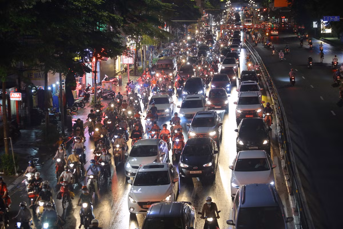 Sau khi tạnh mưa, đường phố Hà Nội bắt đầu xảy ra tình trạng ùn tắc do đúng vào giờ cao điểm về giao thông.