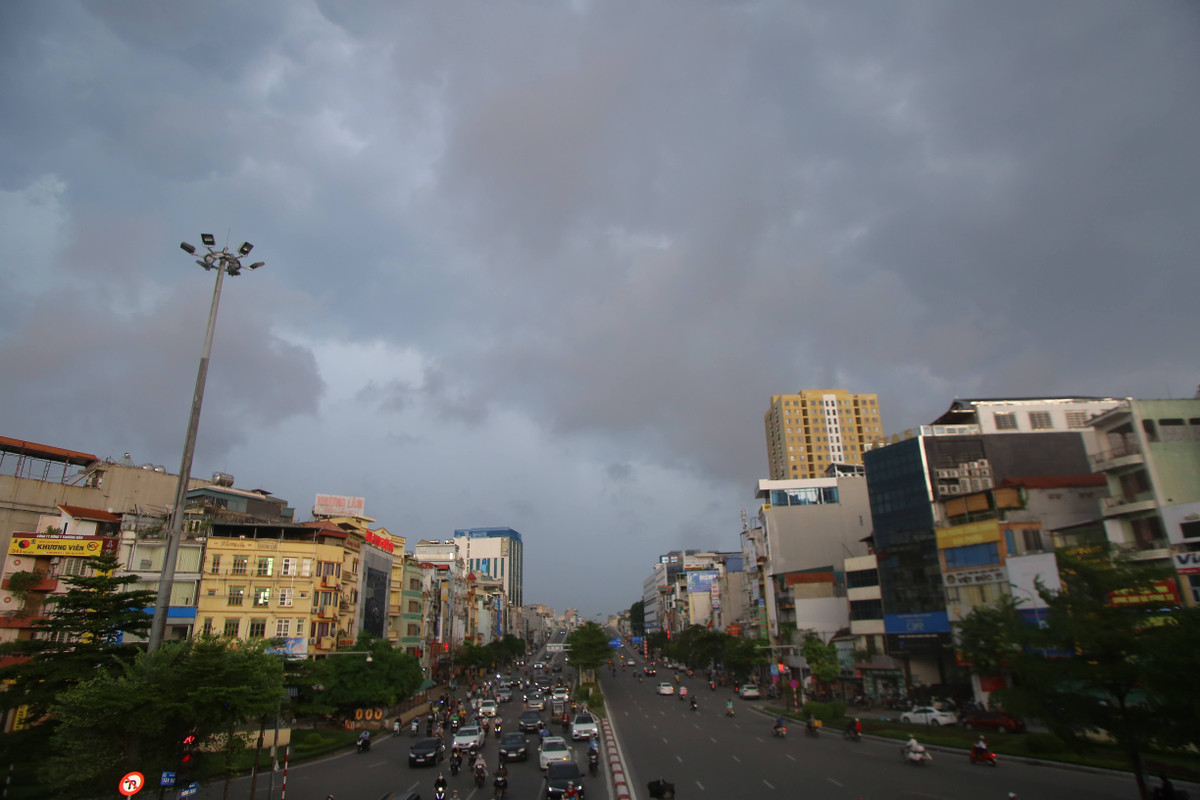 Sau mua lon, duong Ha Noi thanh bien nguoi, di ca chuc phut moi qua nga tu