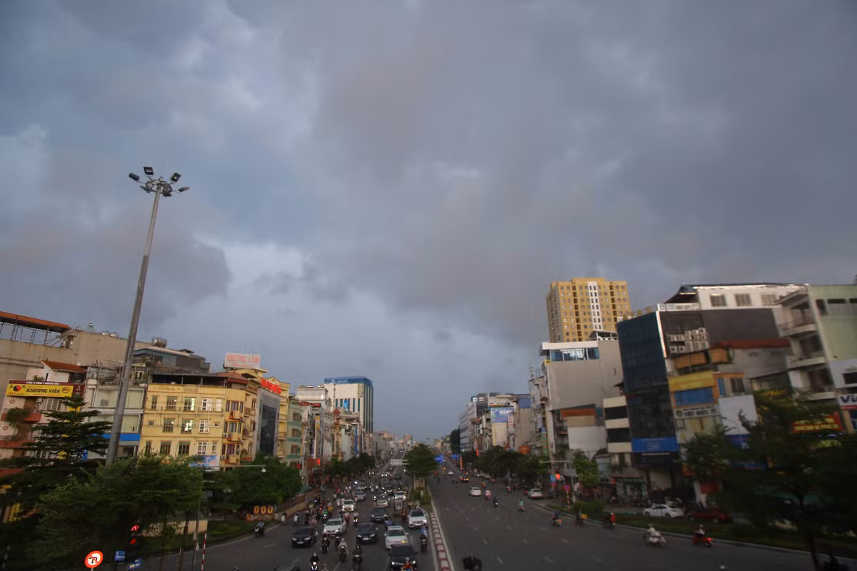 Sau mua lon, duong Ha Noi thanh bien nguoi, di ca chuc phut moi qua nga tu