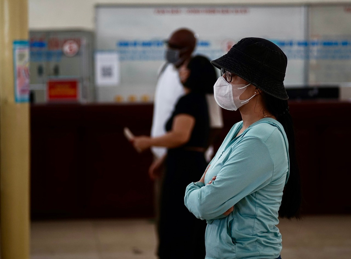 Đại diện Tổng Cty ĐSVN cho biết, tại các ga thực hiện đón khách, ngành đường sắt sẽ kiểm tra thẻ xanh trên Sổ sức khoẻ điện tử/PC-COVID hoặc giấy chứng nhận tiêm đủ liều vắc-xin, giấy xét nghiệm âm tính COVID-19 còn hiệu lực.