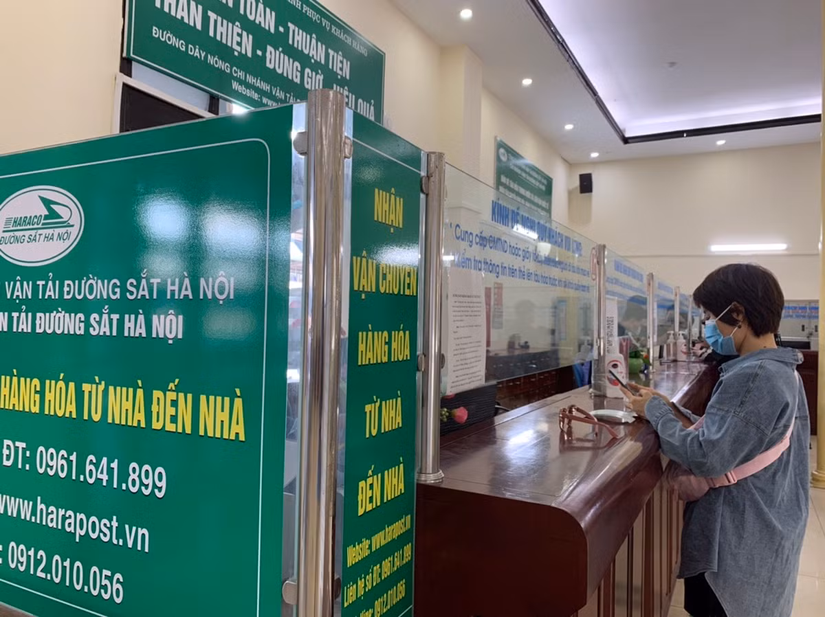 Ngay dau ban ve tau tro lai, nguoi dan truc tiep den mua thua thot