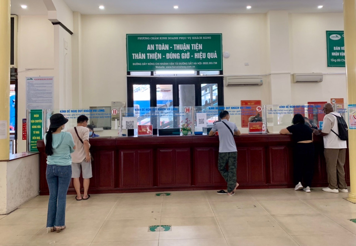 Ga Hà Nội cũng đã tổ chức hướng dẫn người dân tới mua vé phải đứng đảm bảo giãn cách.