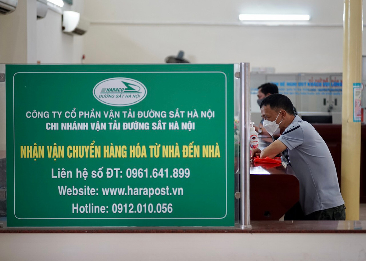 Trong ngày đầu tiên mở bán vé trở lại, Ga Hà Nội cũng chỉ mở 50% các quầy bán vé để phục vụ hành khách.