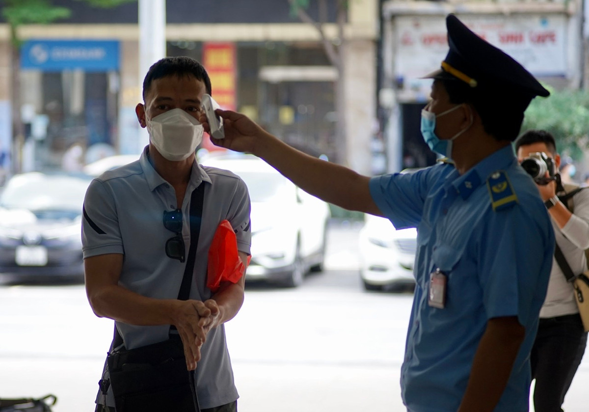Ngày đầu bán vé tàu trở lại, người dân trực tiếp đến mua thưa thớt - Hình 2 Ngay dau ban ve tau tro lai, nguoi dan truc tiep den mua thua thot-Hinh-2