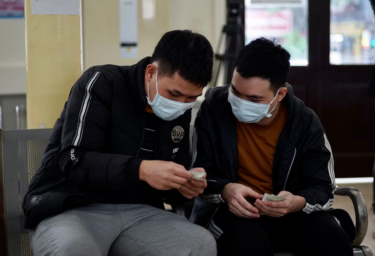 Bạn Đại (bên phải ảnh) cùng bạn vui mừng khi mua được vé tàu về Nha Trang sau 5 tháng bị mắc kẹt tại Hà Nội.