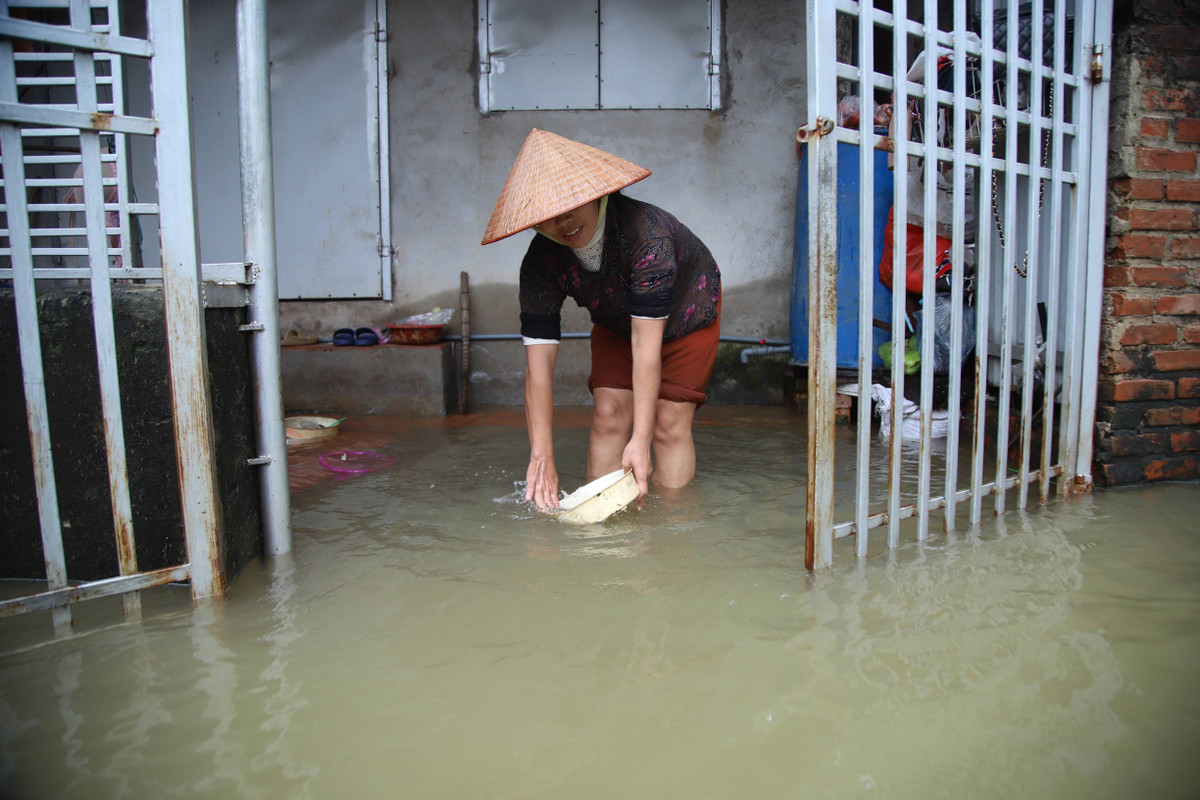 Nước ngập khiến cuộc sống người dân nơi đây gặp nhiều khó khăn. Đặc biệt là thiếu nước sạch sinh hoạt.