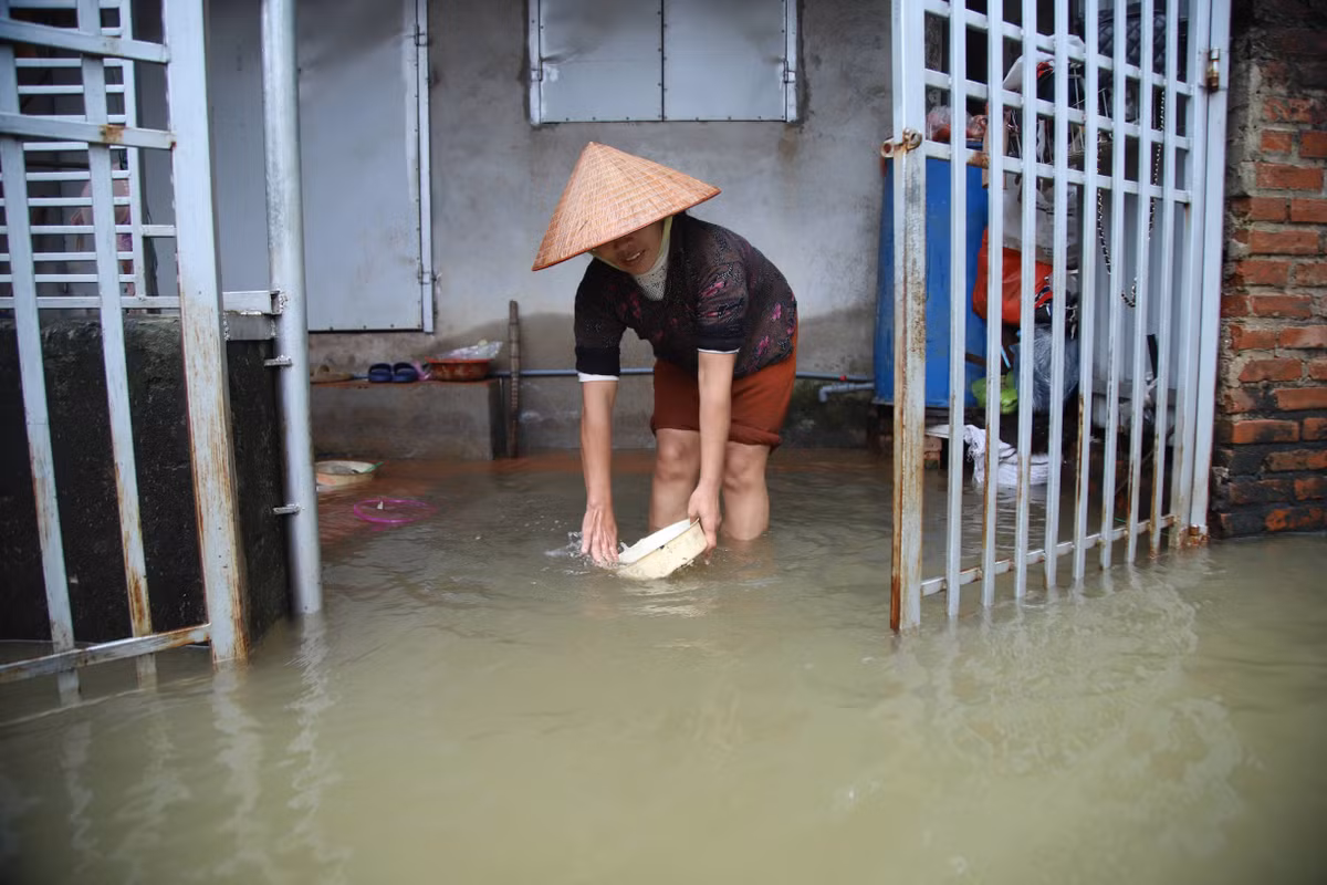 Nước ngập khiến cuộc sống người dân nơi đây gặp nhiều khó khăn. Đặc biệt là thiếu nước sạch sinh hoạt.