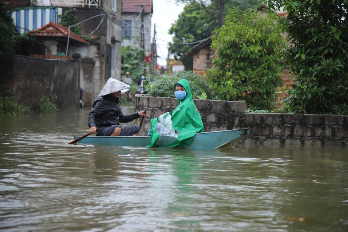 Giao thông tại khu vực này cũng bị chia cắt, người dân phải di chuyển bằng thuyền.