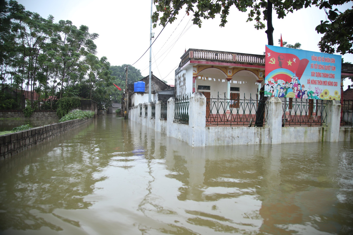 Người dân tại đây cho biết, từ ngày 16/10, nước sông Bùi dâng cao đã tràn vào làm ngập làng Bùi Xá (Xuân Mai, Chương Mỹ).