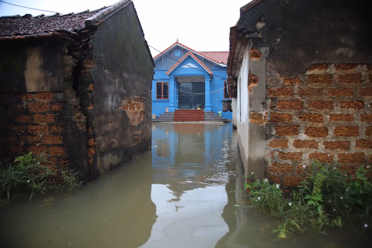 Mỗi năm huyện Chương Mỹ xuất hiện nhiều trận ngập do đây là vùng trũng lại lài điểm giáp ranh với nga ba sông nên mưa lớn là nước lại dồn về nhiều.